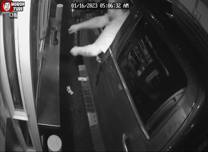 Video :He attempts to abduct a drive-in waitress